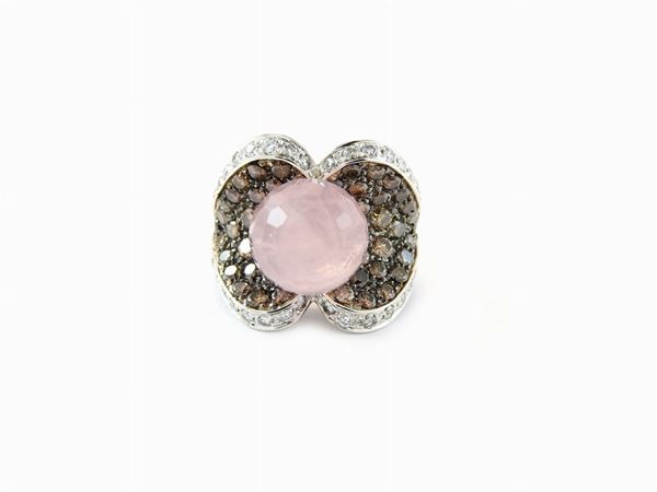 White gold ring with colourless and brown colour diamonds and pink quartz