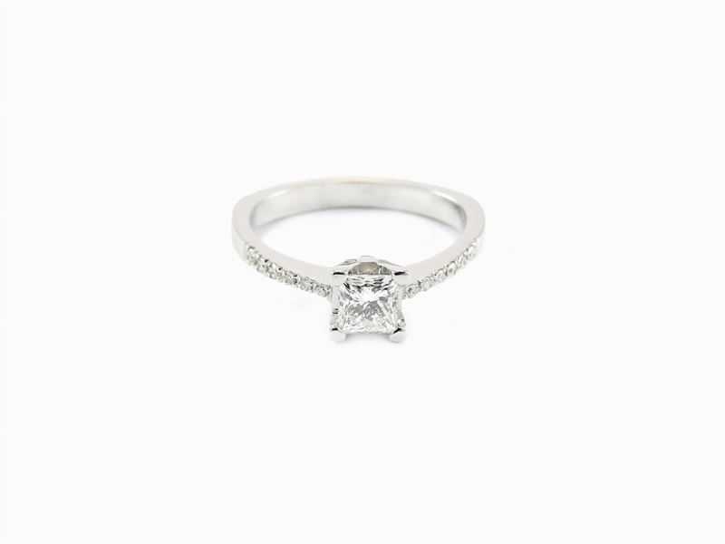 Anello Solitario in Oro Bianco e Diamanti