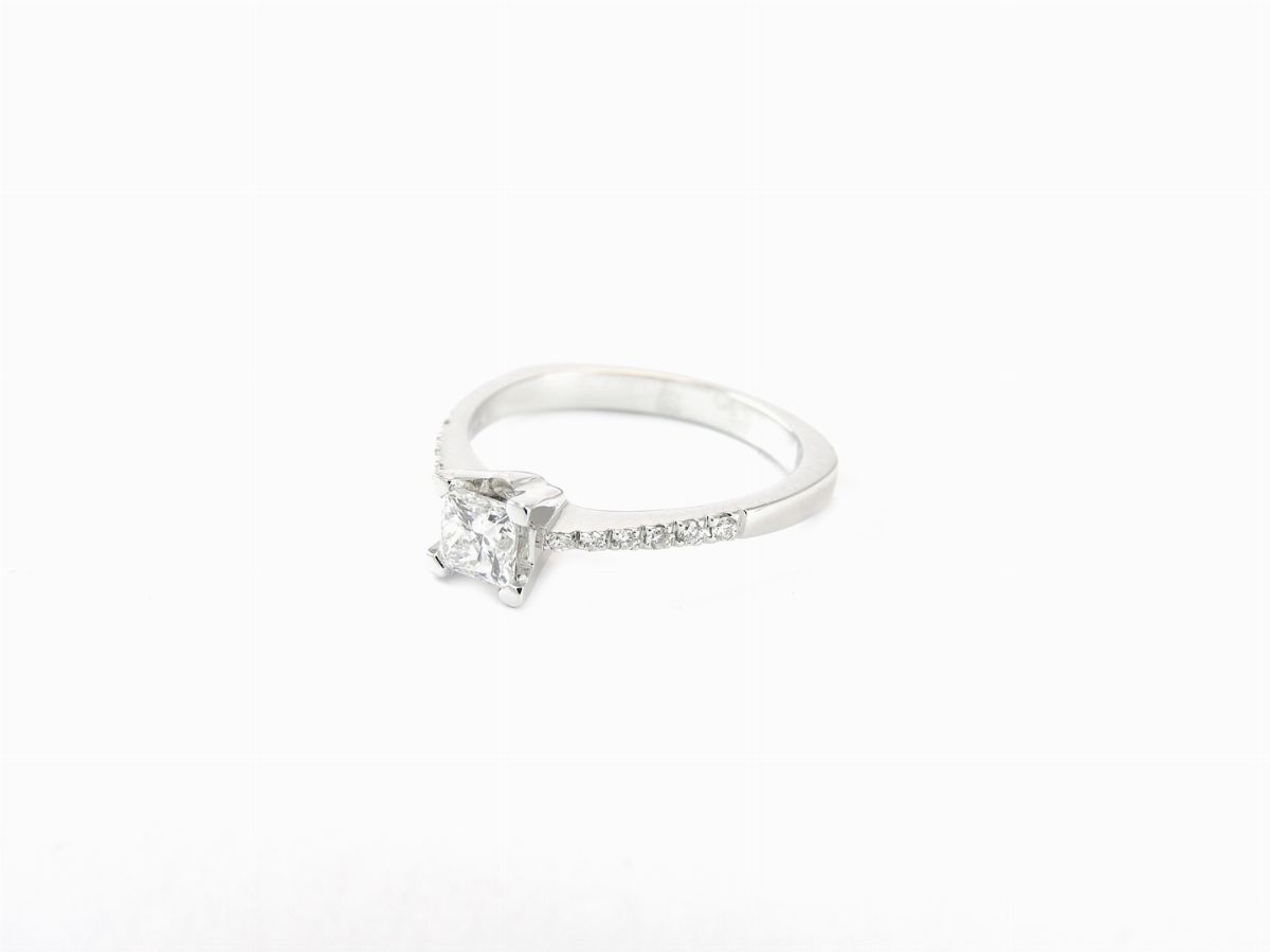 Anello Solitario in Oro Bianco e Diamanti