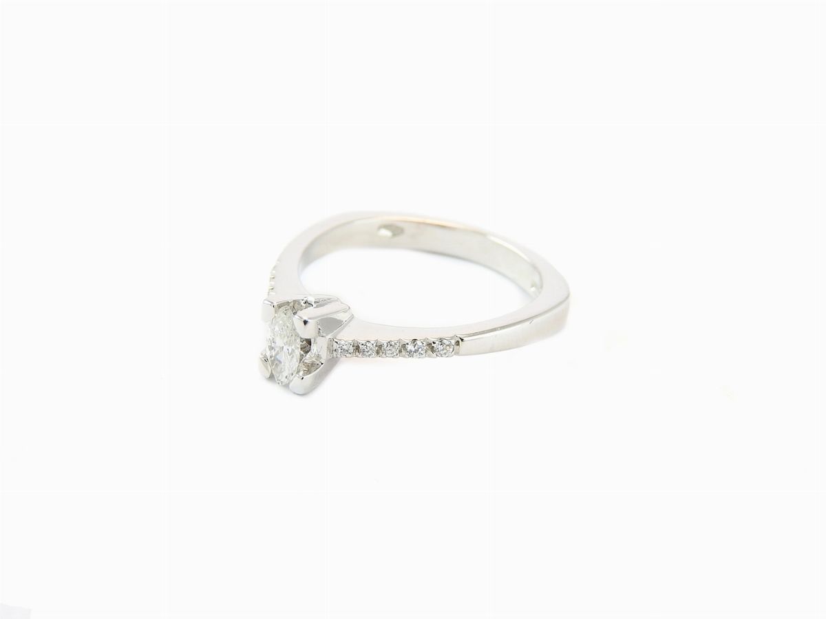 Anello Solitario in Oro Bianco e Diamanti