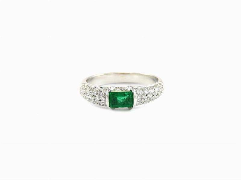 Anello in Oro Bianco, Diamanti e Smeraldo