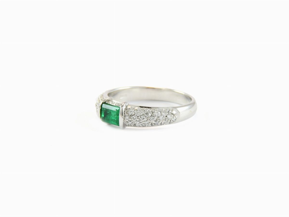 Anello in Oro Bianco, Diamanti e Smeraldo