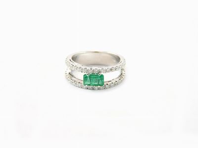 Anello in Oro Bianco, Diamanti e Smeraldo