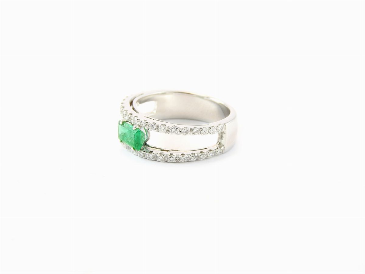 Anello in Oro Bianco, Diamanti e Smeraldo