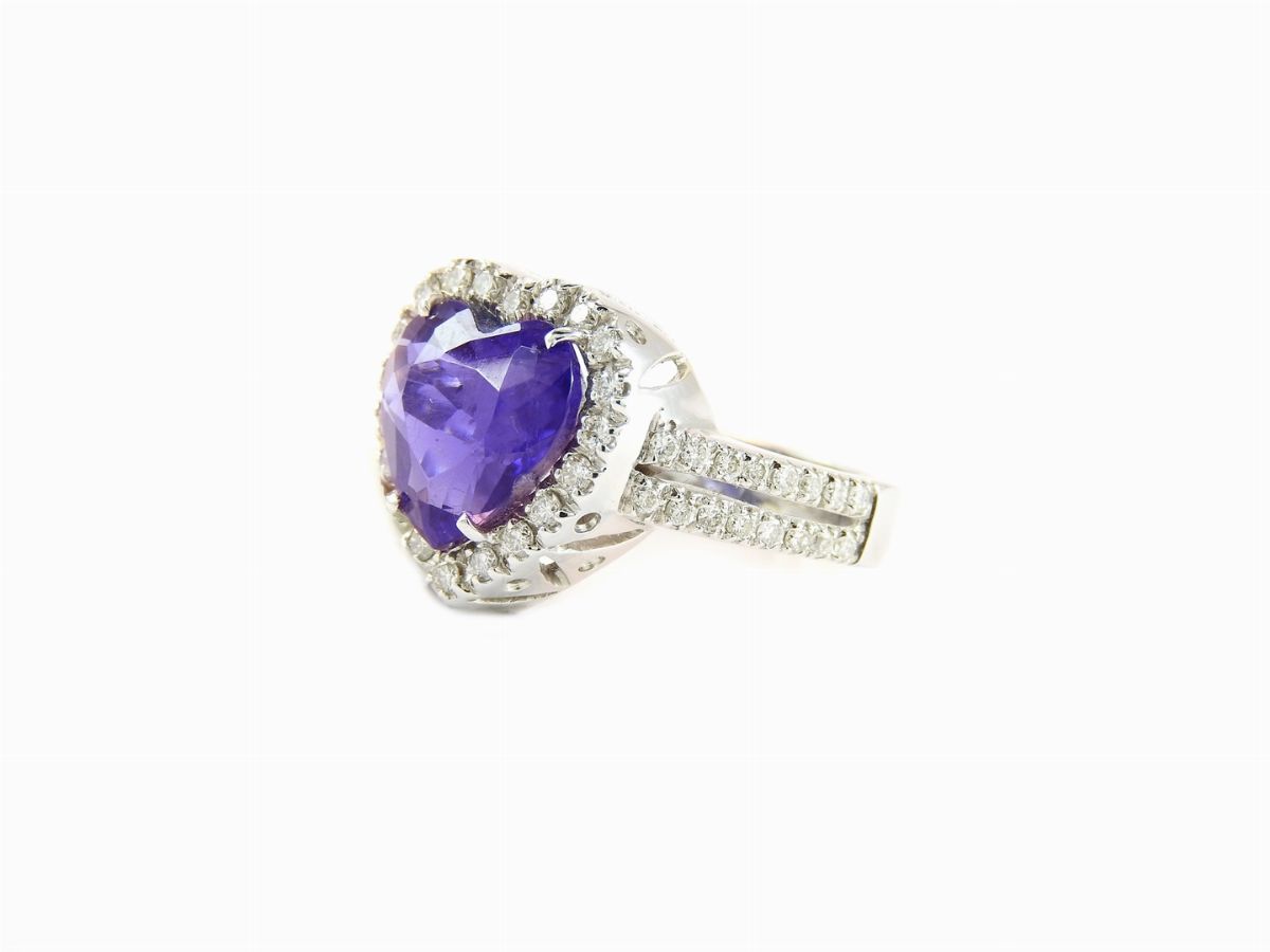 Anello a Margherita in Oro Bianco, Diamanti e Iolite