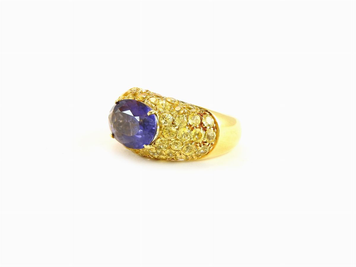Anello a Fascia in Oro Giallo, Zaffiri Gialli e Iolite