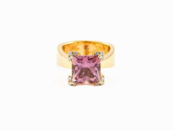 Yellow gold ring with diamonds and pink tourmaline