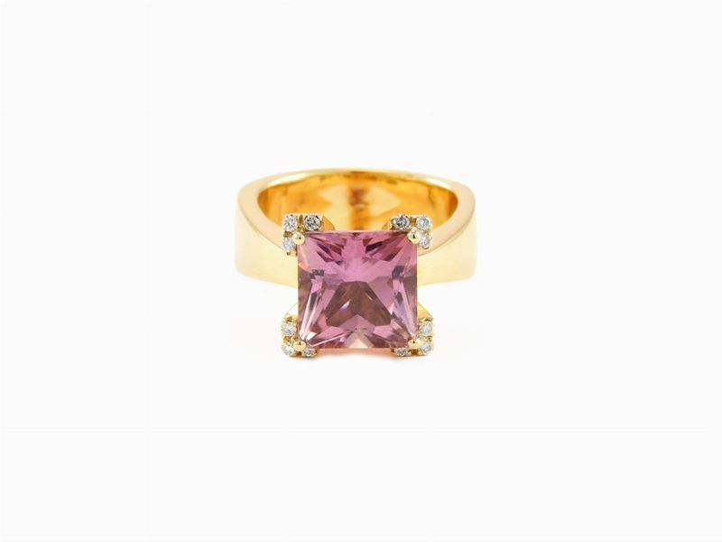 Anello in Oro Giallo, Diamanti e Tormalina Rosa