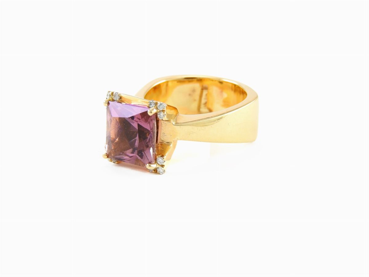 Anello in Oro Giallo, Diamanti e Tormalina Rosa
