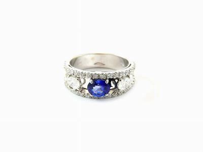 Anello in Oro Bianco, Diamanti e Zaffiro