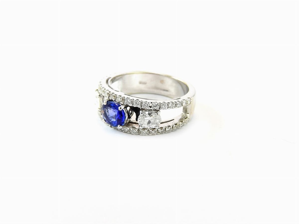 Anello in Oro Bianco, Diamanti e Zaffiro