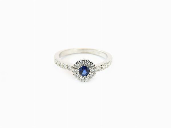 White gold daisy ring with diamonds and sapphire