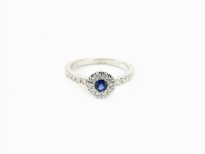 Anello a Margherita in Oro Bianco, Diamanti e Zaffiro