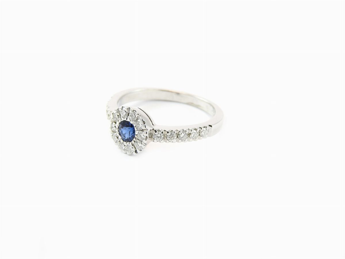 Anello a Margherita in Oro Bianco, Diamanti e Zaffiro