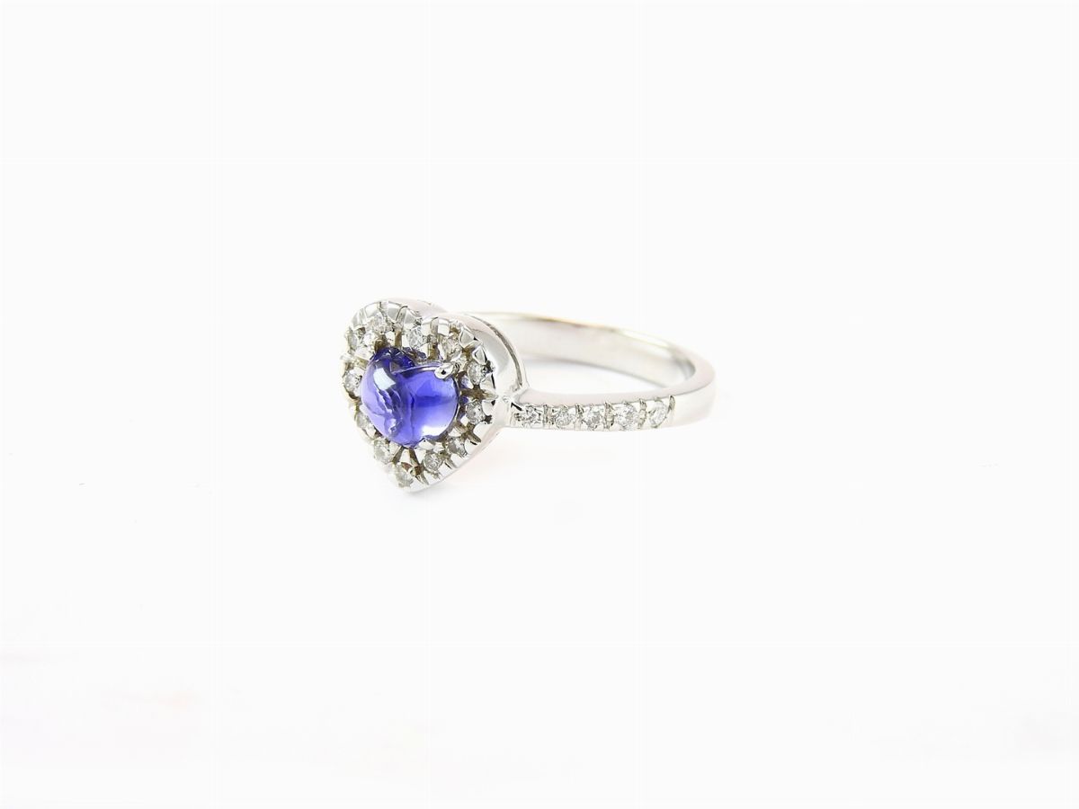 Anello a Margherita in Oro Bianco, Diamanti e Zaffiro