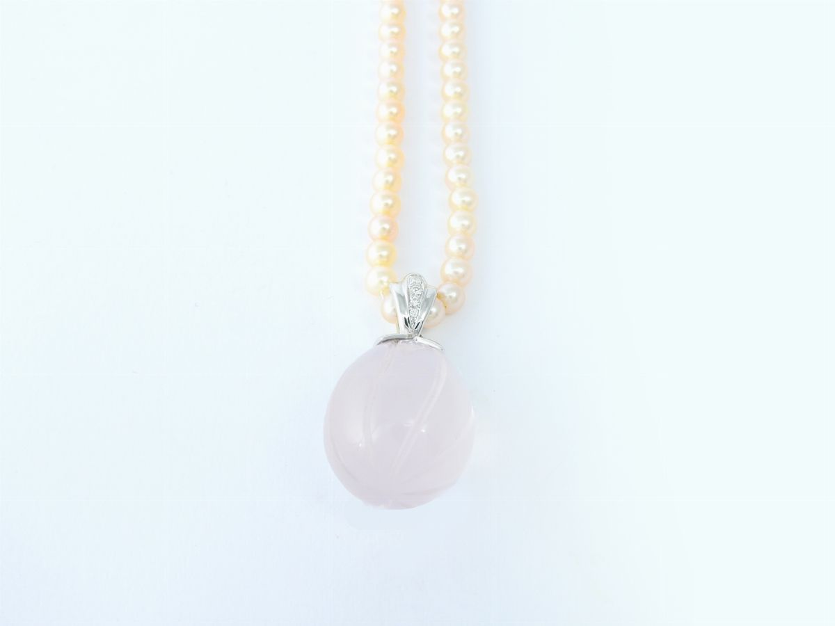 Girocollo di Perle Coltivate con Pendente in Oro Bianco, Diamanti e Quarzo Rosa