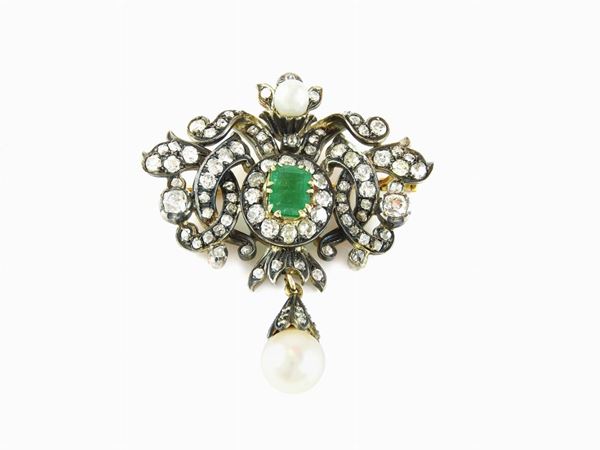 Spilla pendente in oro giallo e argento, diamanti, smeraldo e perle