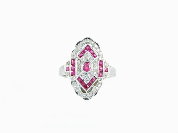 Anello a piastra in oro bianco, diamanti e rubini
