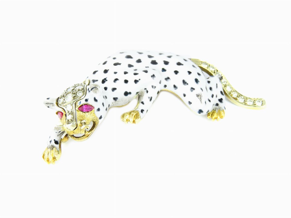 Spilla Animalier in Oro Giallo, Smalti Policromi, Diamanti e Rubini
