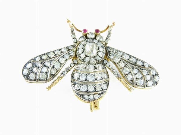 Spilla animalier in oro giallo e argento con diamanti e rubini