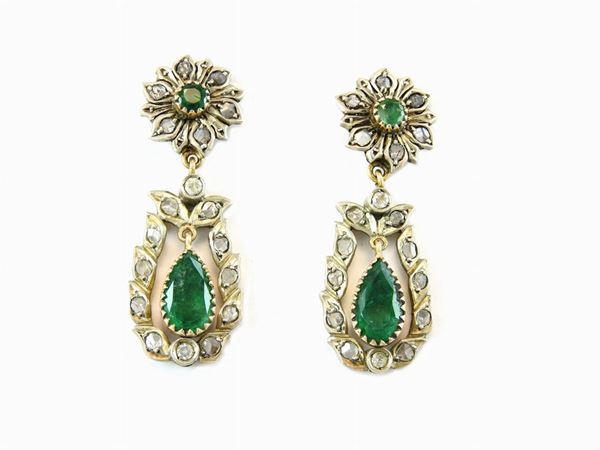 Orecchini pendenti in oro giallo, argento, diamanti e smeraldi