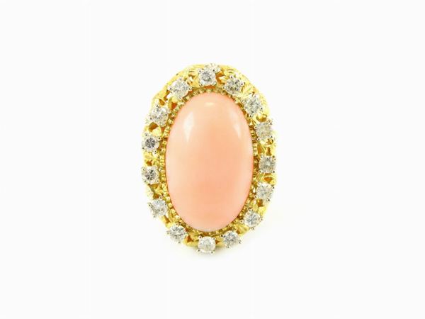 Anello in oro giallo e bianco, diamanti e corallo rosa