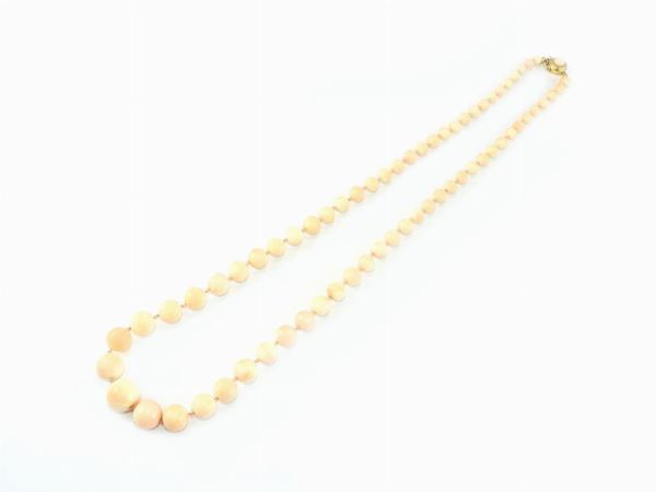 Demi parure of yellow gold and pink coral graduated necklace and ear pendants