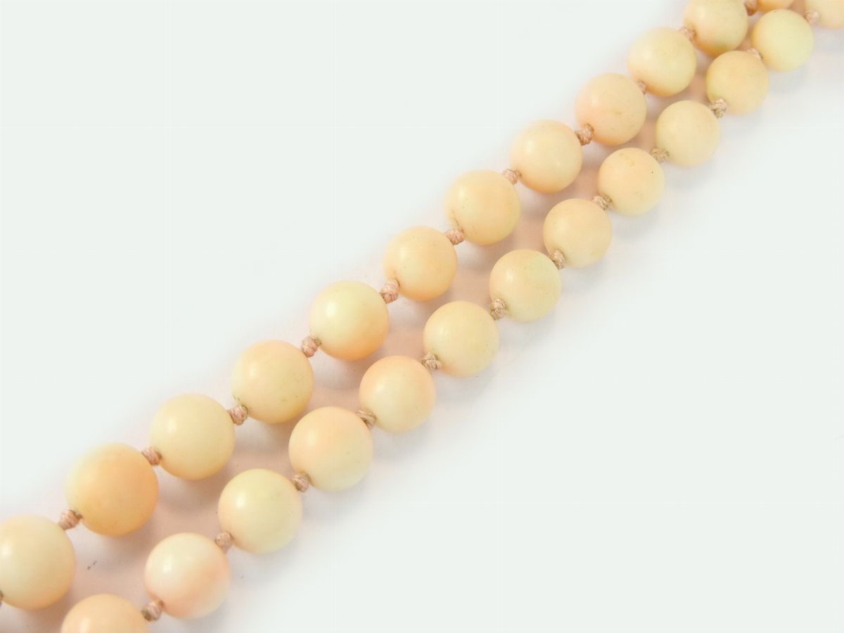 Demi Parure Collana Scalare e Orecchini Pendenti in Corallo Rosa e Oro Giallo