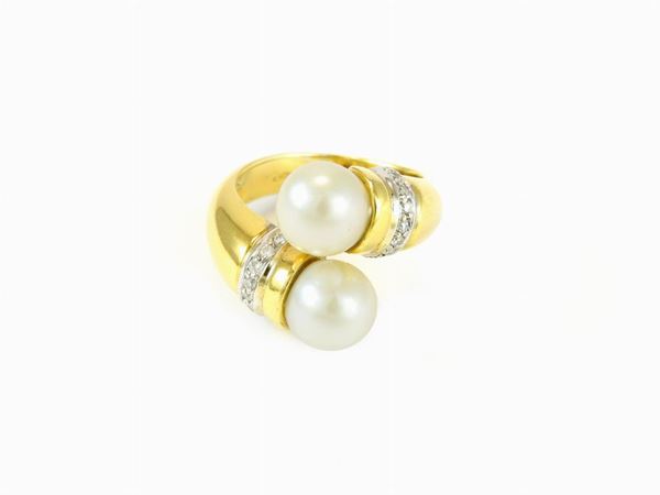 Anello contrarié in oro giallo e bianco, diamanti e perle coltivate Akoya