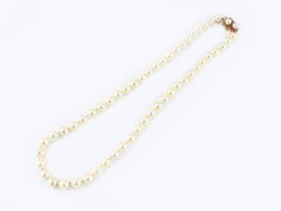 Collana di Perle Coltivate Akoya con Fermezza in Oro Giallo 585/1000, Zaffiri, Rubini e Perle