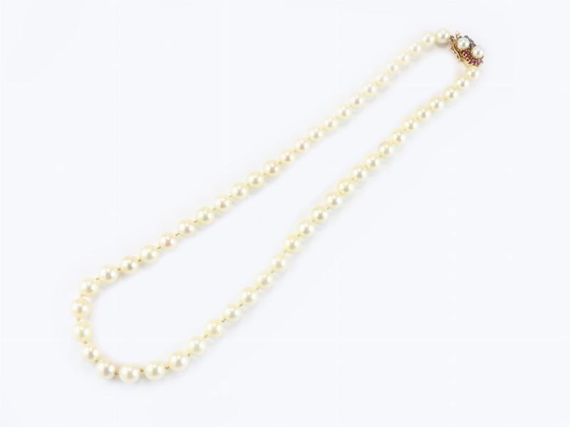 Collana di Perle Coltivate Akoya con Fermezza in Oro Giallo 585/1000, Zaffiri, Rubini e Perle