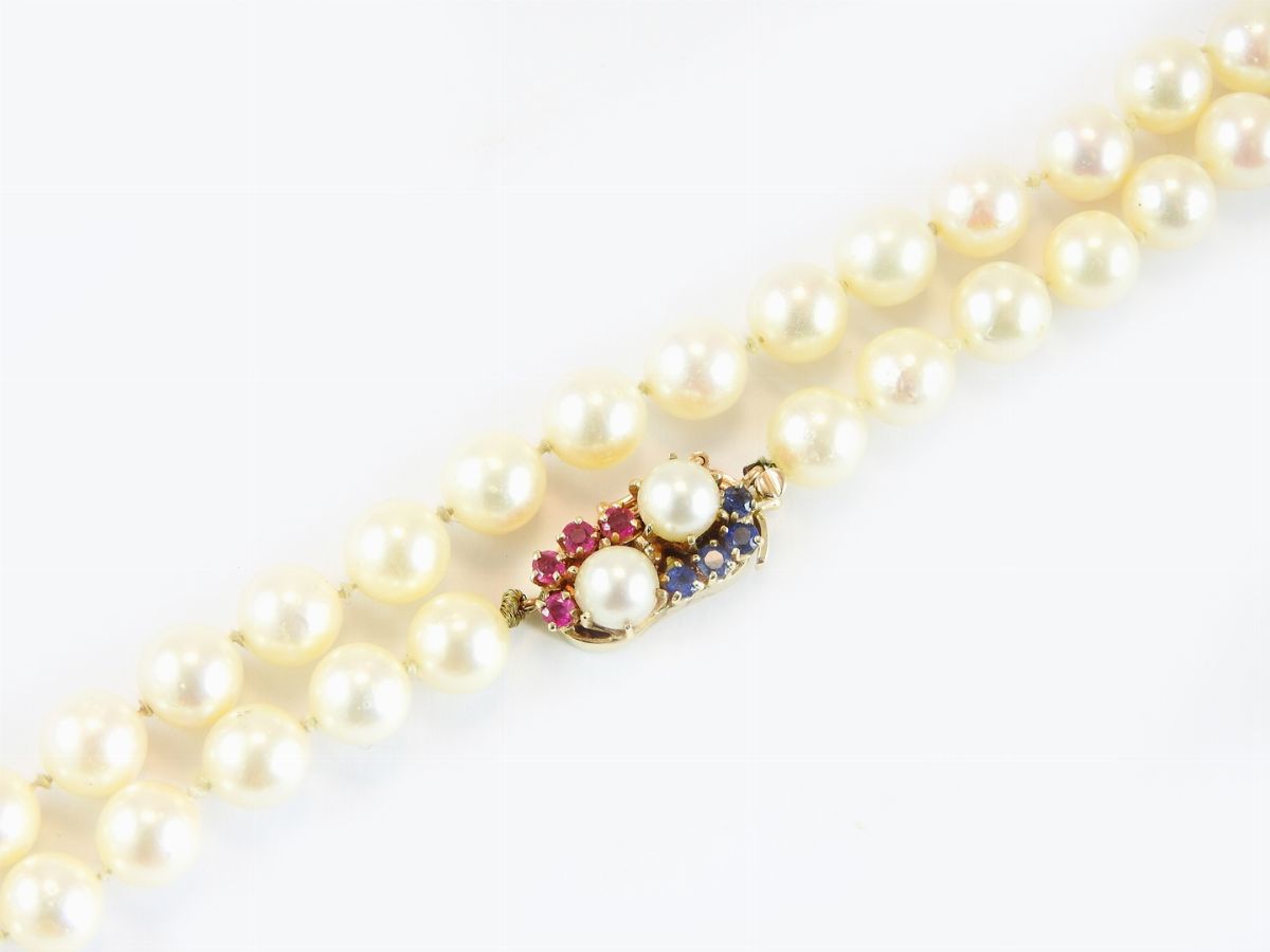 Collana di Perle Coltivate Akoya con Fermezza in Oro Giallo 585/1000, Zaffiri, Rubini e Perle