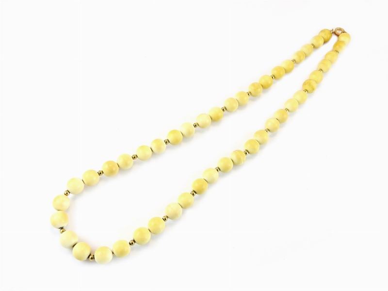 Collana in Avorio con Intercalari e Fermezza in Oro Giallo
