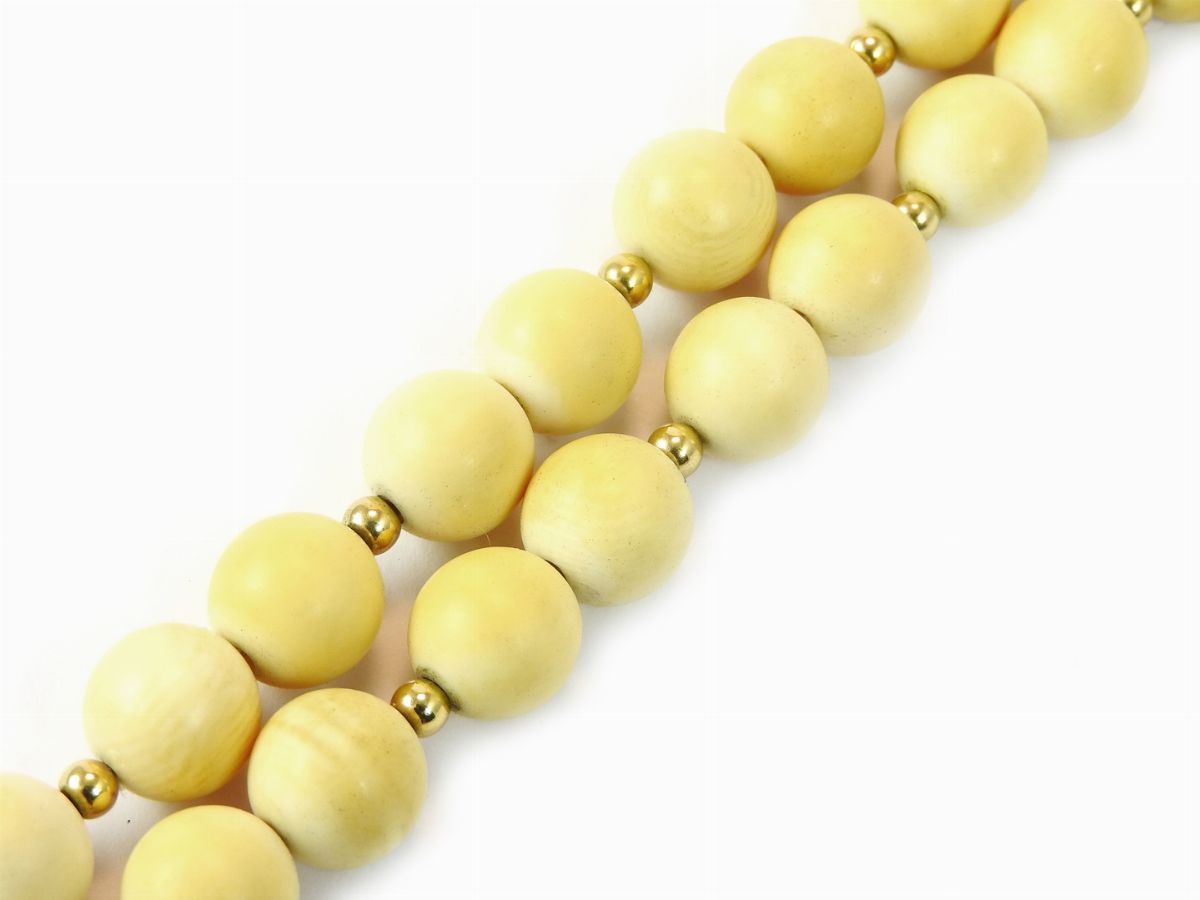 Collana in Avorio con Intercalari e Fermezza in Oro Giallo