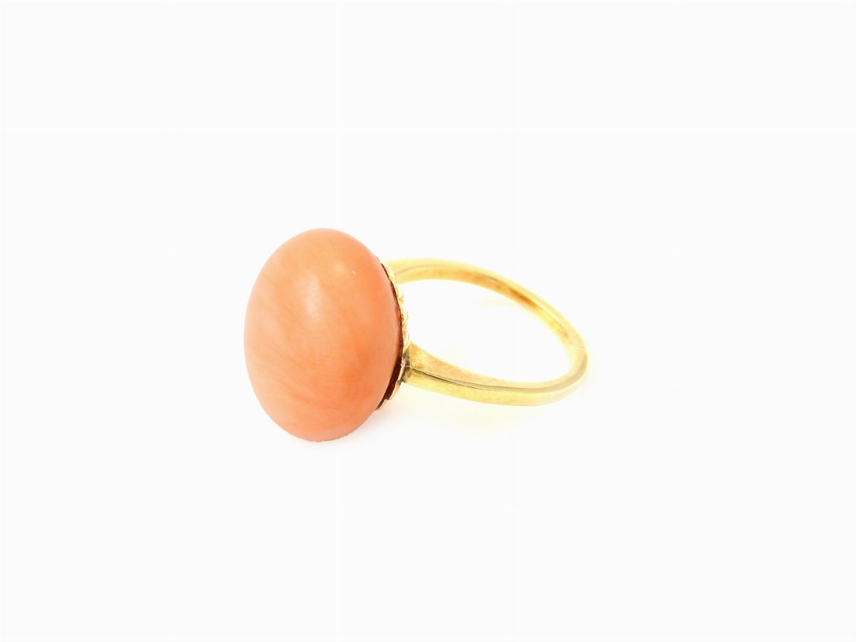 Anello in Oro Giallo con Corallo Arancio