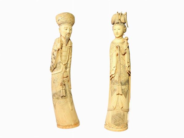 *A Pair of Carved Ivory Emperor Figures  (China, 19th/20th Century)  - Auction Furniture and Old Master Paintings - I - Maison Bibelot - Casa d'Aste Firenze - Milano