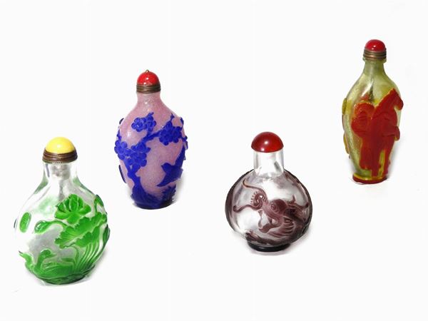 Quattro snuff bottles in vetro doppio  (Cina, XX secolo)  - Asta Arredi e dipinti antichi - I - Maison Bibelot - Casa d'Aste Firenze - Milano