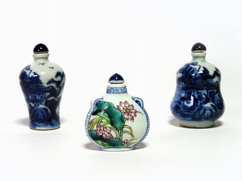 Tre Snuff Bottles in Porcellana
