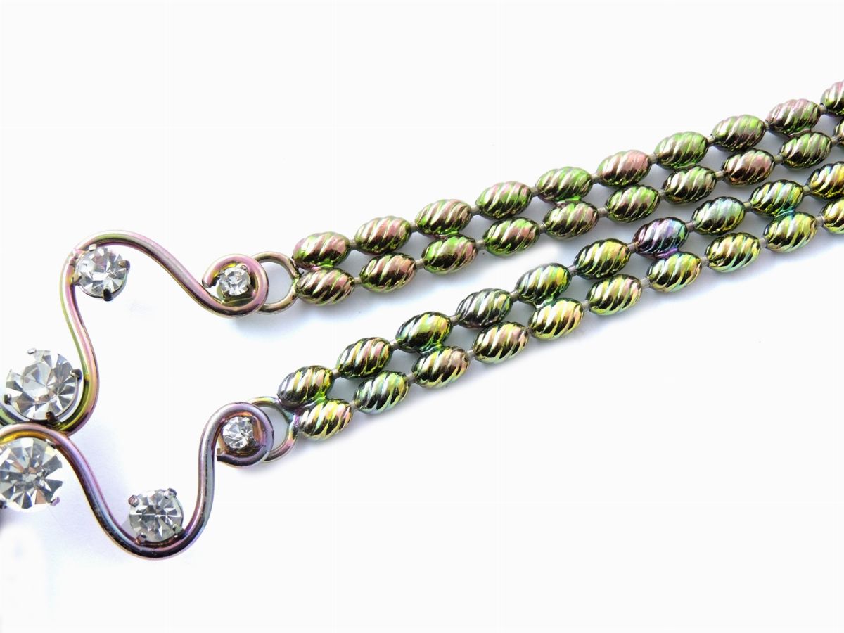 Collana in Metallo Irridescente, Vetro e Strass, Sharra Pagano