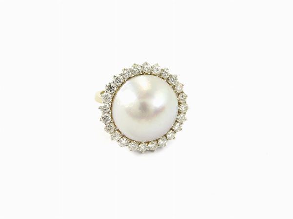 White gold daisy ring with diamonds and mabé pearl
