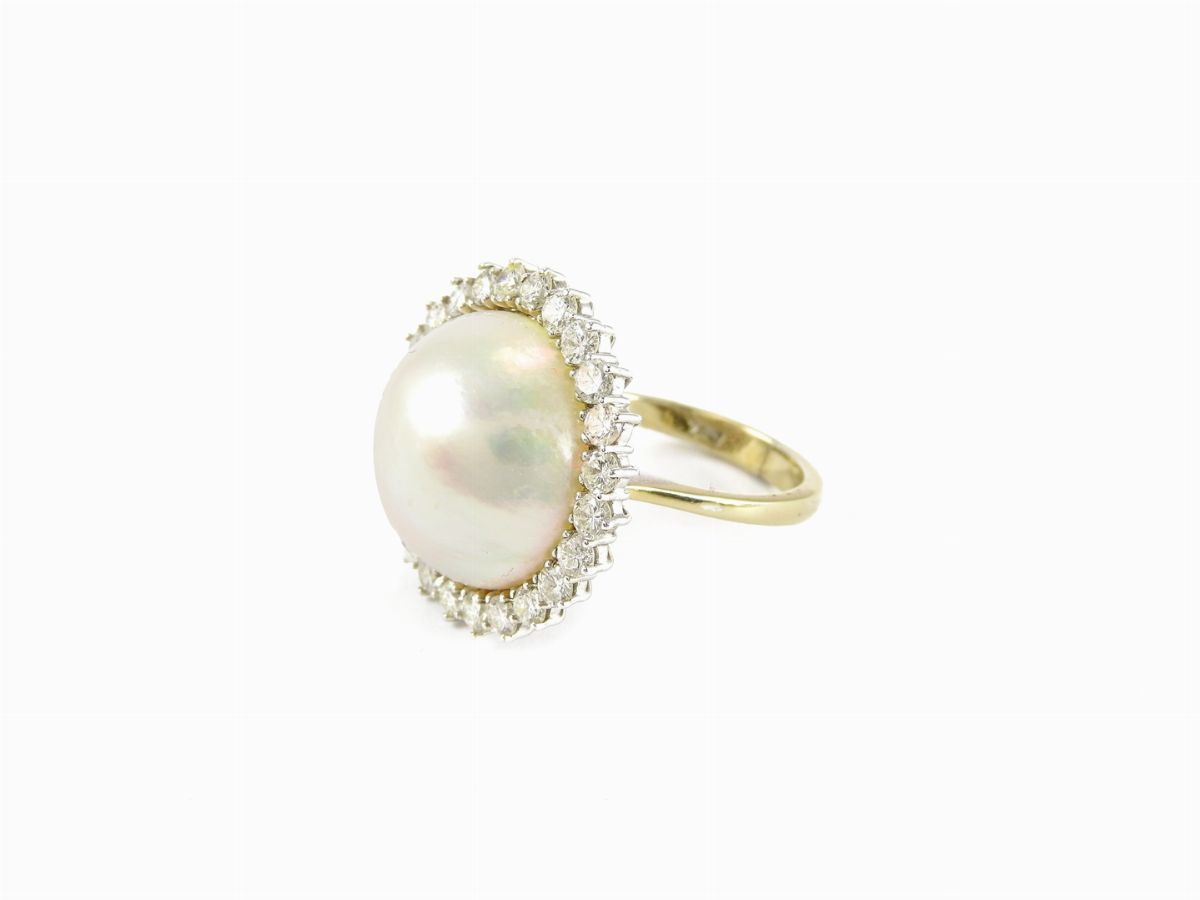 Anello a Margherita in Oro Bianco con Diamanti e Perla Mabé