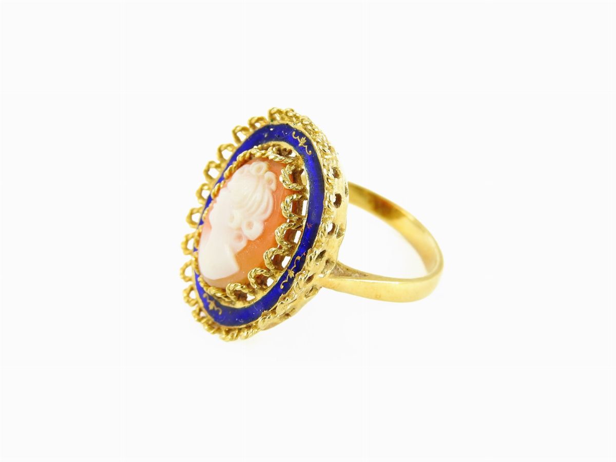 Anello in Oro Giallo, Smalto Blu e Cammeo in Conchiglia