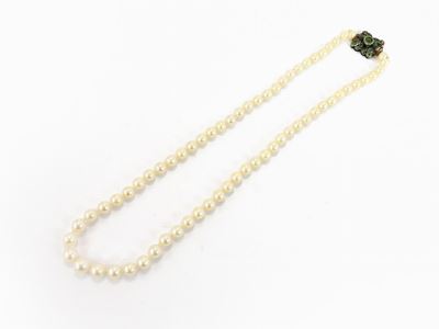 Collana Scalare di Perle Coltivate Akoya con Fermezza in Oro Giallo, Argento e Smeraldi