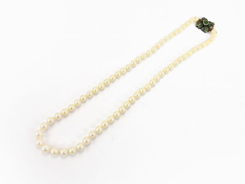 Collana Scalare di Perle Coltivate Akoya con Fermezza in Oro Giallo, Argento e Smeraldi