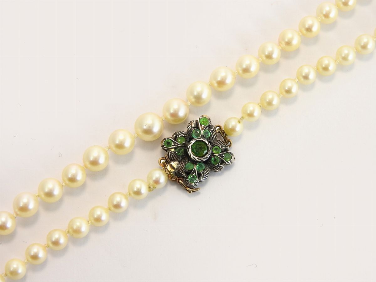 Collana Scalare di Perle Coltivate Akoya con Fermezza in Oro Giallo, Argento e Smeraldi