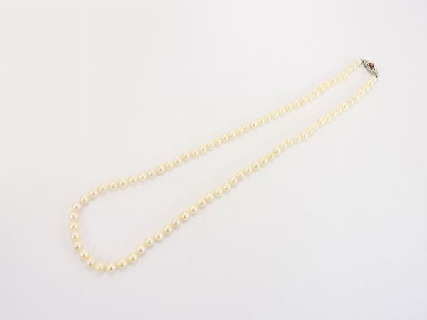 Collana di perle coltivate Akoya con fermezza in oro bianco, diamanti e rubini