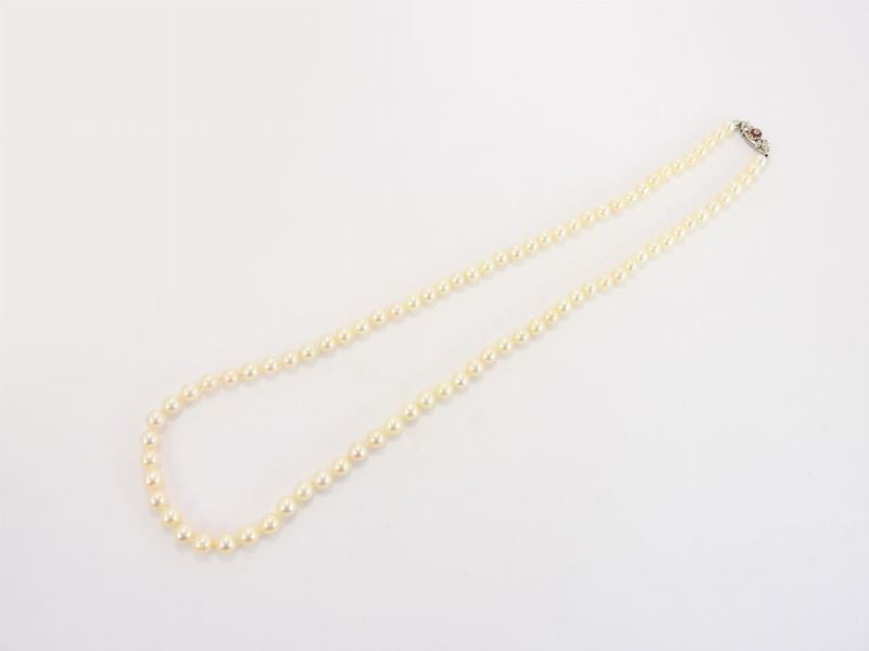 Collana di Perle Coltivate Akoya con Fermezza in Oro Bianco, Diamanti e Rubini