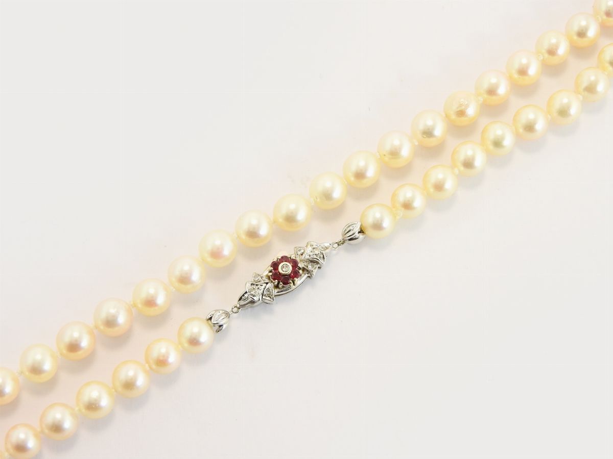 Collana di Perle Coltivate Akoya con Fermezza in Oro Bianco, Diamanti e Rubini