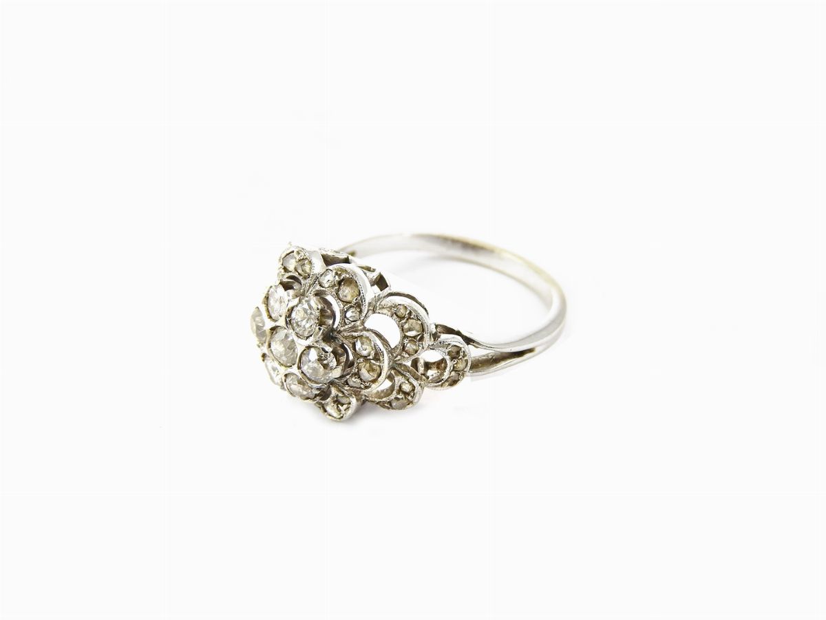 Anello a Margherita in Oro Bianco e Diamanti