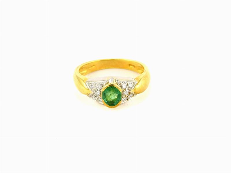 Anello in Oro Giallo con Diamanti e Smeraldo